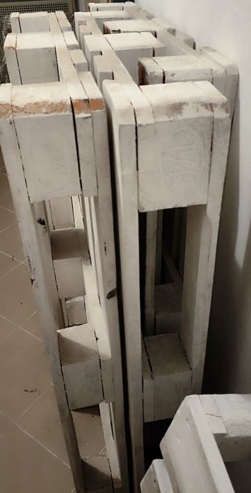 Euro palety białe, malowane impregnatem, idealne na meble ogrodowe.