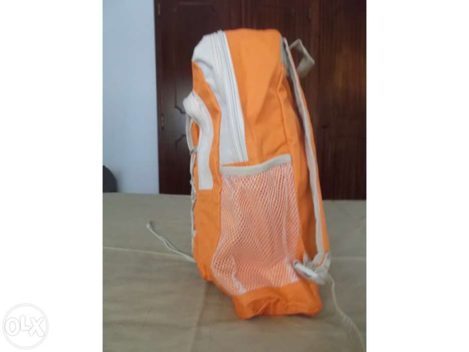 Mochila em tons laranja