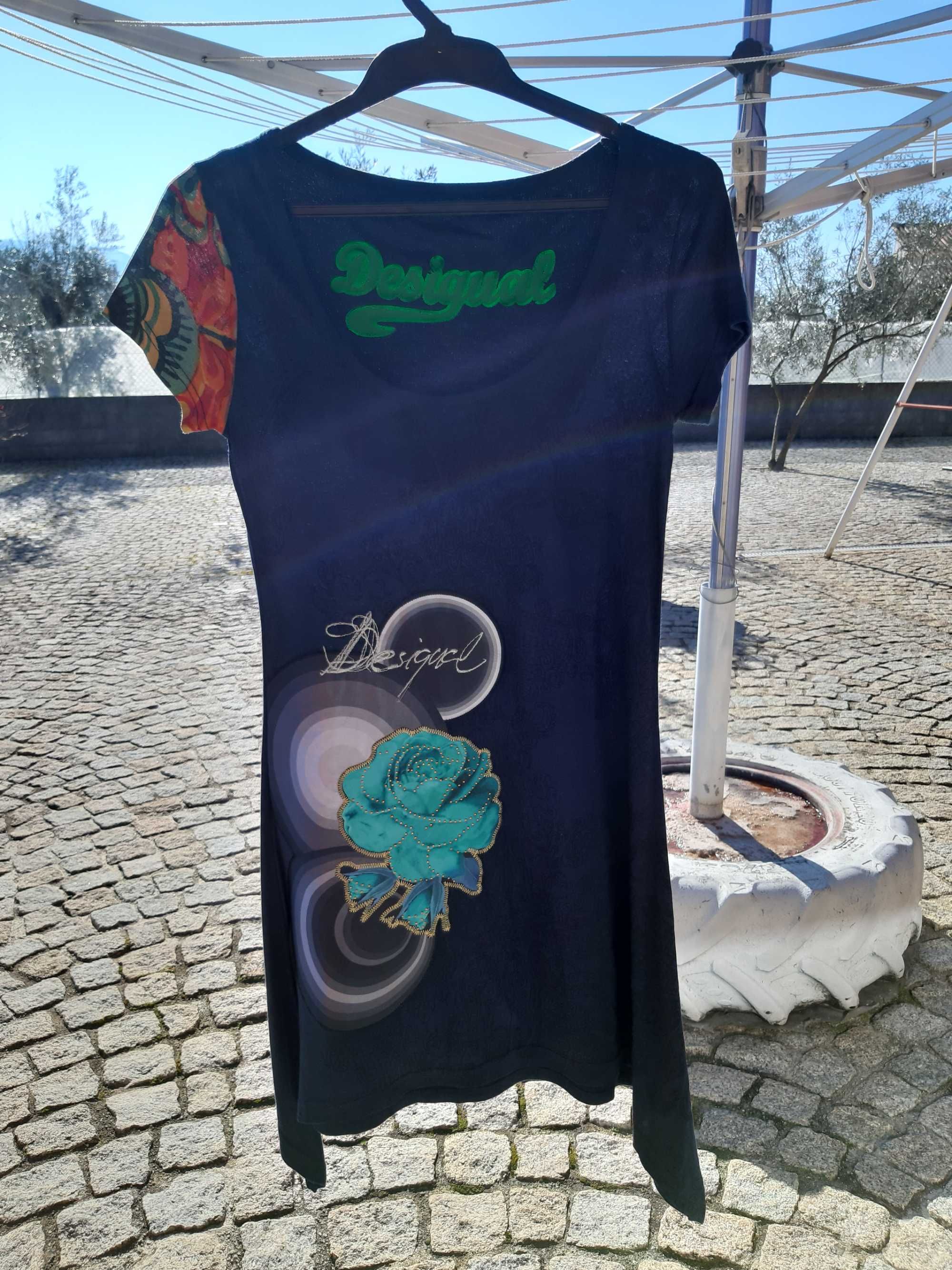 Saldos, Vestido da Desigual curto slim floral e círculos