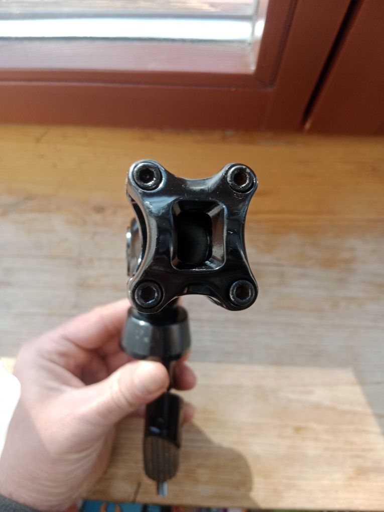 Mostek regulowany szosowy pod kierownice 25,6mm i 1,18 rurę
