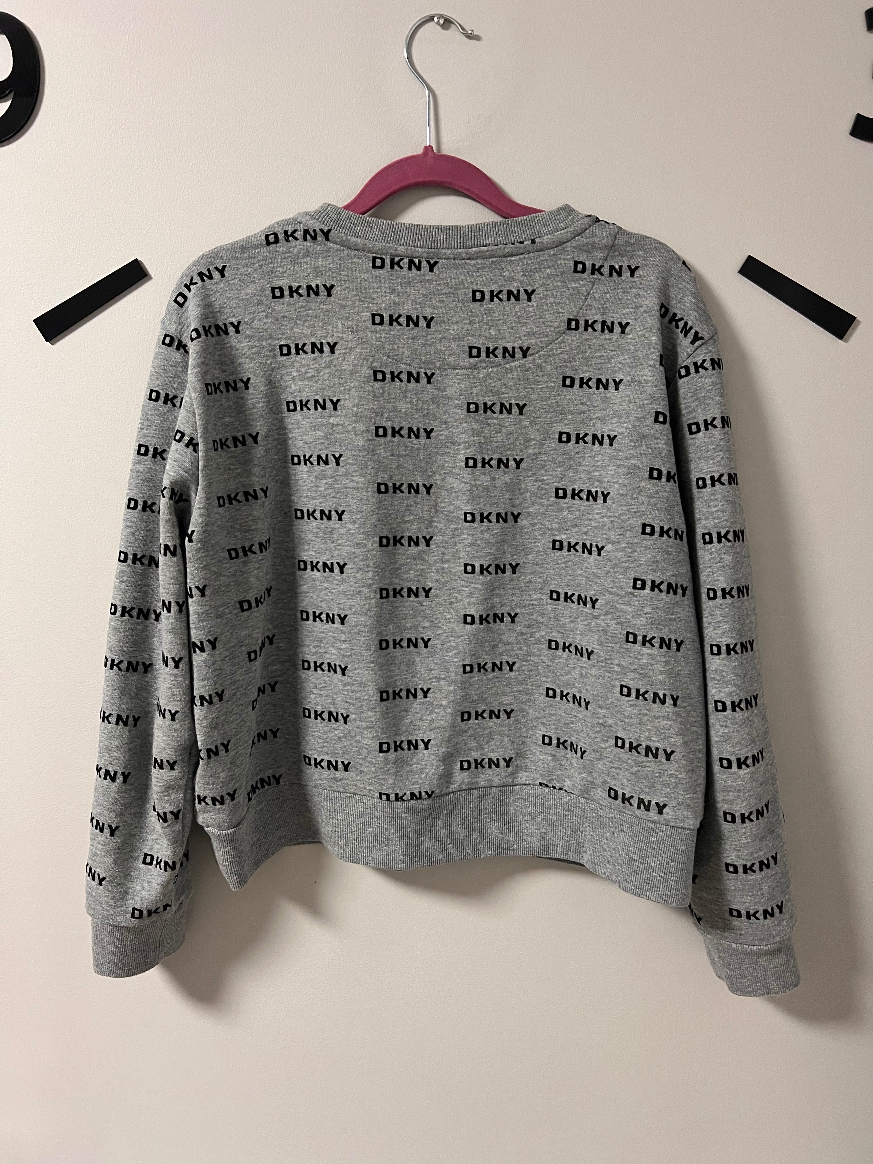 Sweter monogram DKNY
