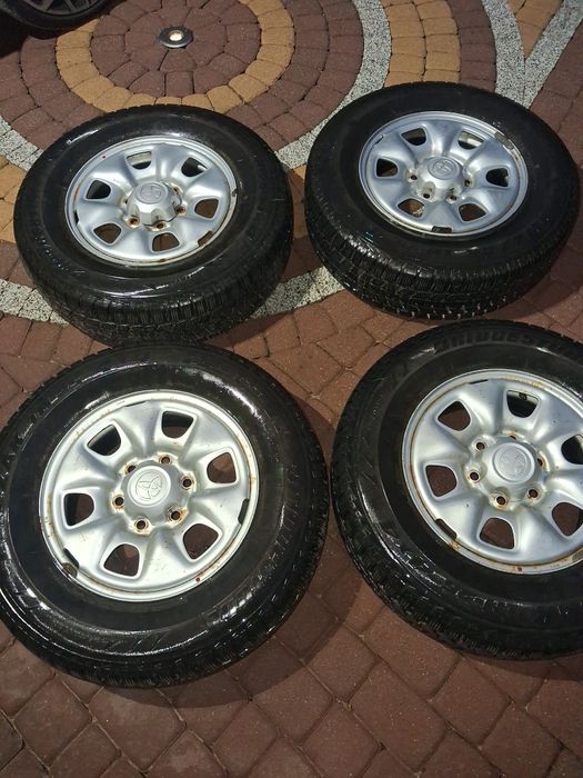 Felgi 16 Toyota Hilux z dekielkami i śrubami
