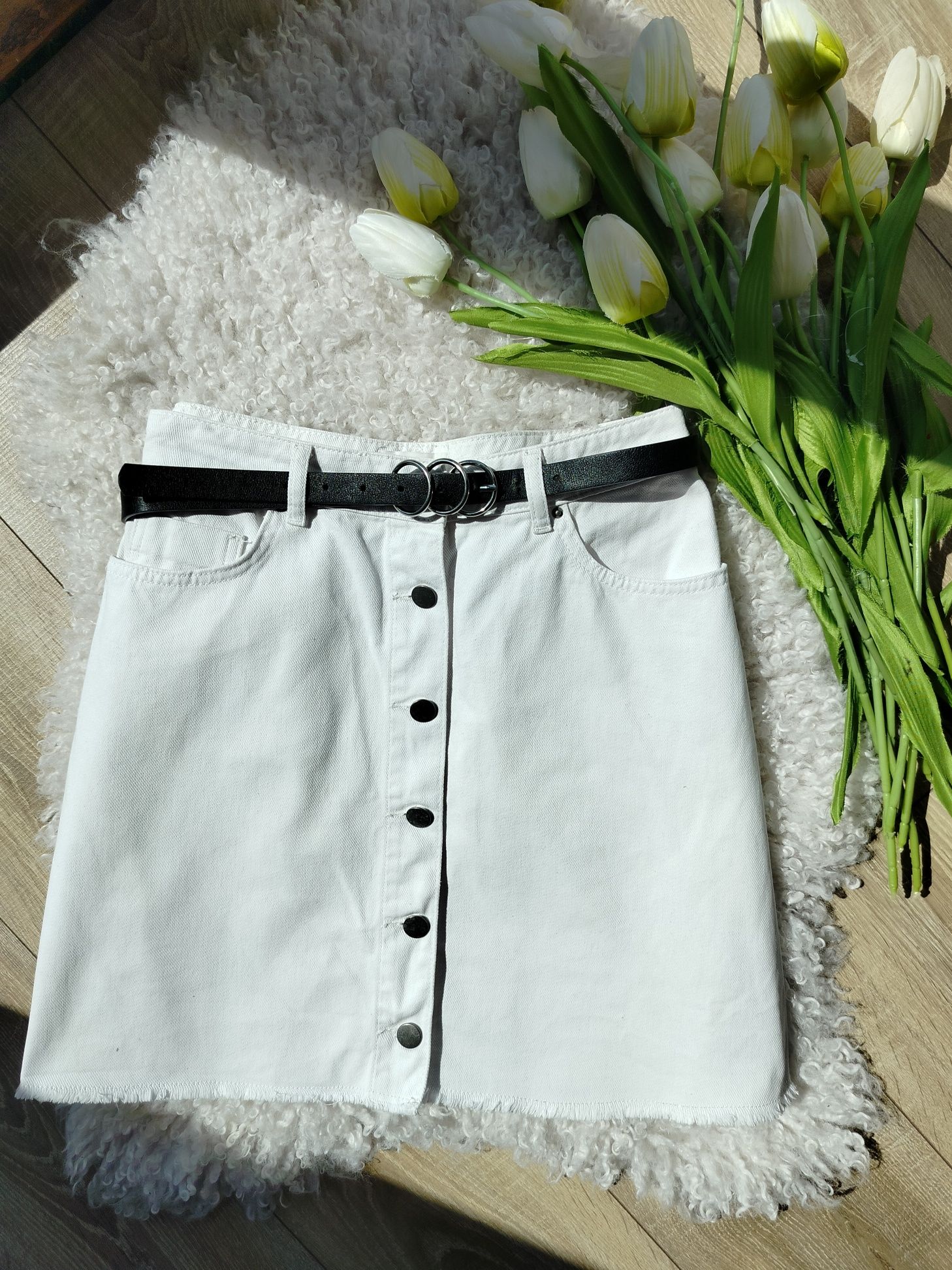 biała spódnica z wysokim stanem trapezowa z guzikami jeansowa