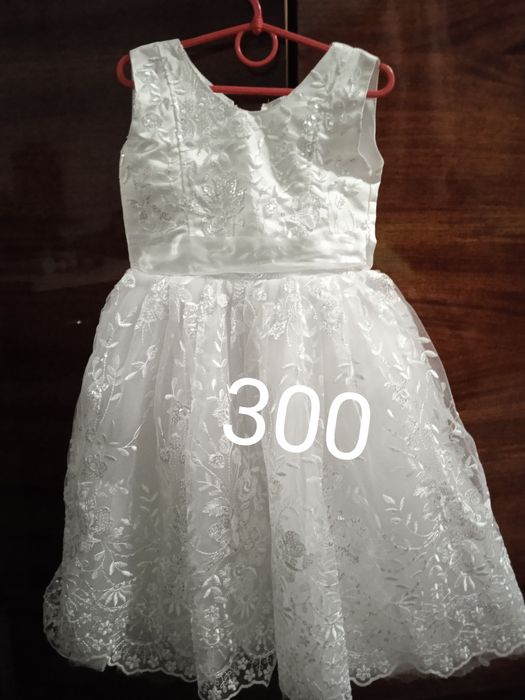 Продам плаття та новорічні костюми на дівчинку