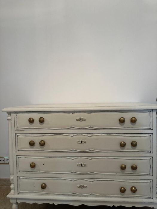 Comoda restaurada em branco