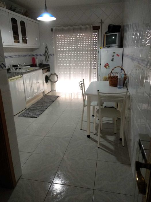 Celas Coimbra - Quarto espaçoso para estud. ou trab. (fem.)