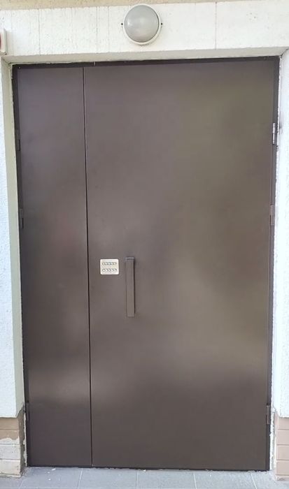 Металеві вхідні двері в під'їзд/тамбур з кодовим замком/нестандарти