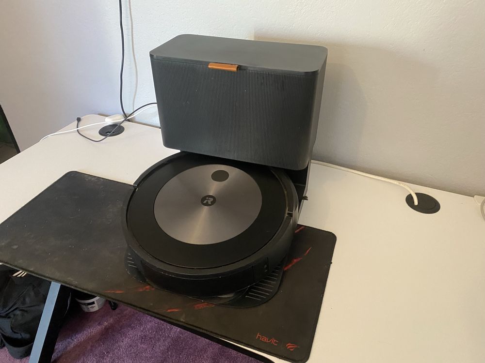Robot sprztajacy iRobot j7 ze stacja Clean Base