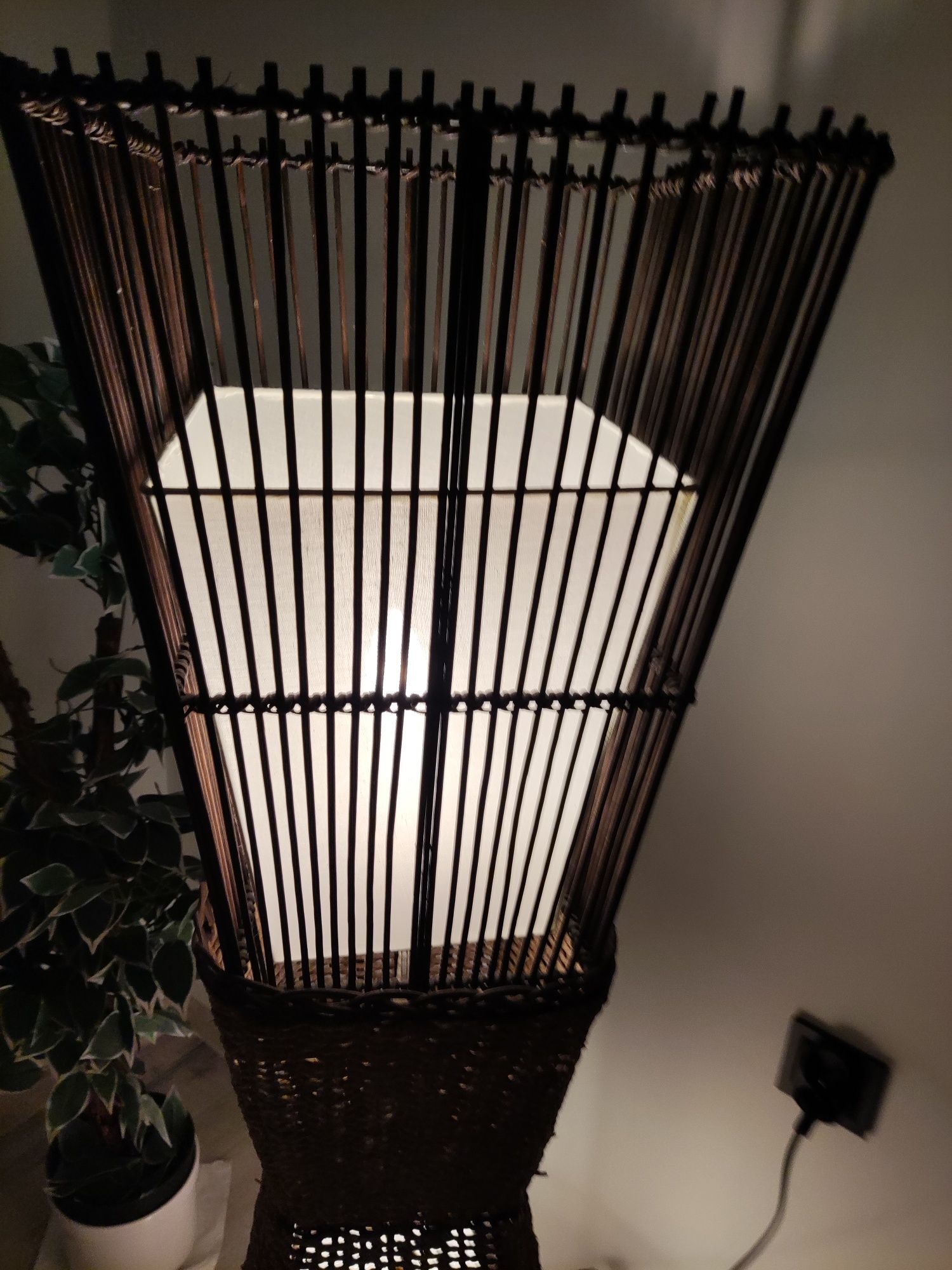 Lampa podłogowa ciekawa