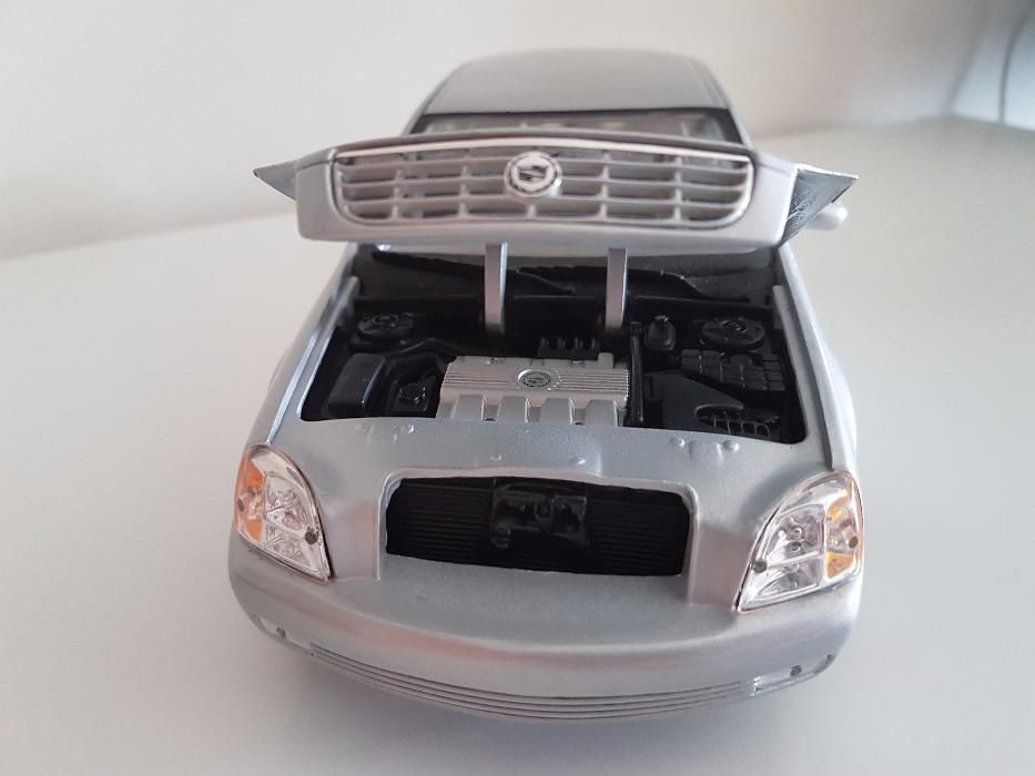 Miniatura Cadillac DeVille 2000 Maisto Escala 1:18