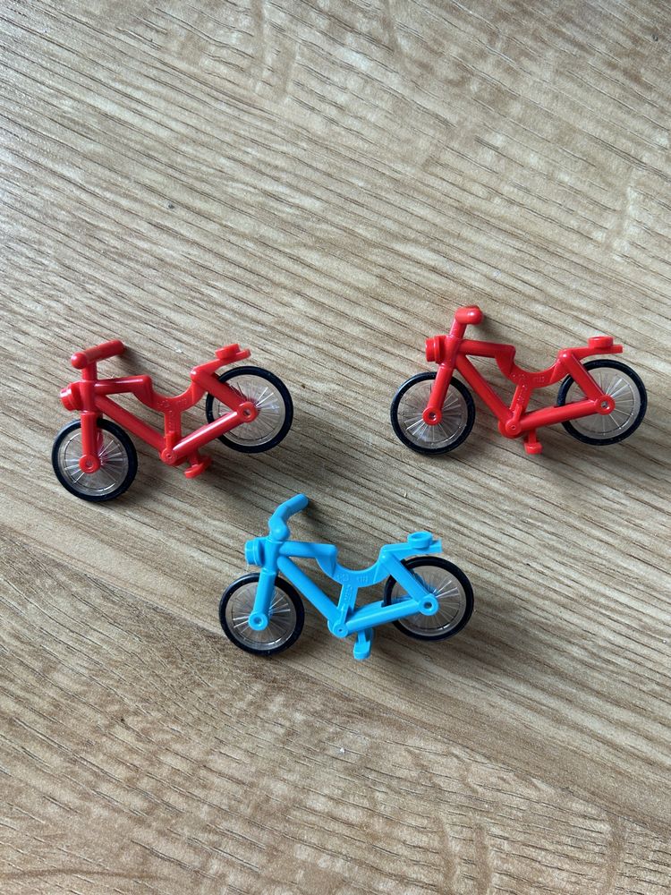 trzy rowery lego czerwony niebieski