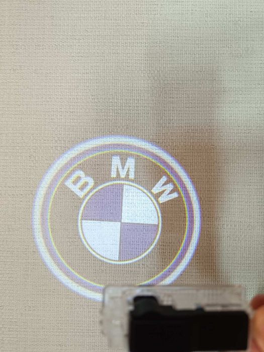 Проекторы в двери BMW, светильники Led в двери