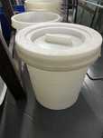 Conjunto de 4 baldes e 2 tampas em plastico