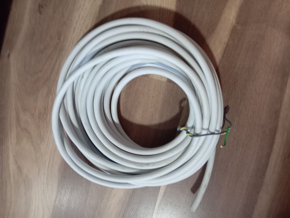 Skrętka UTP kat 5e i przewód 3*4mm