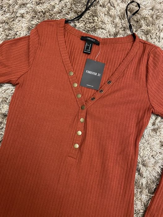 Короткое мини платье в обтяжку с декольте forever21