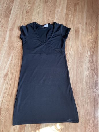 Czarna sukienka z rozcięciem