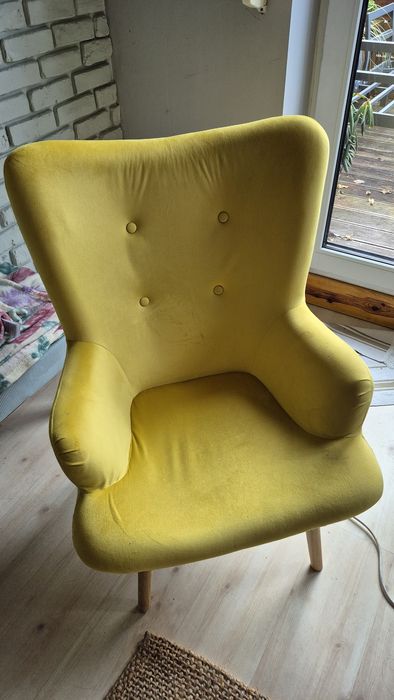Żółty fotel tapicerowany