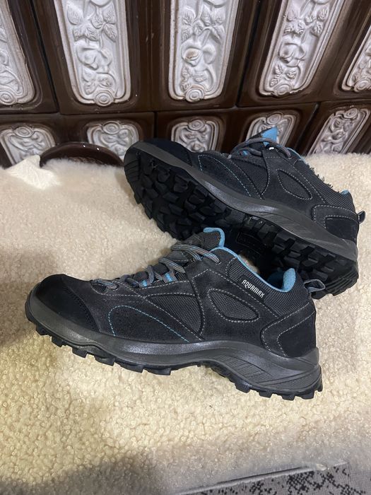 Гарні кросівки водовідштовхуючі