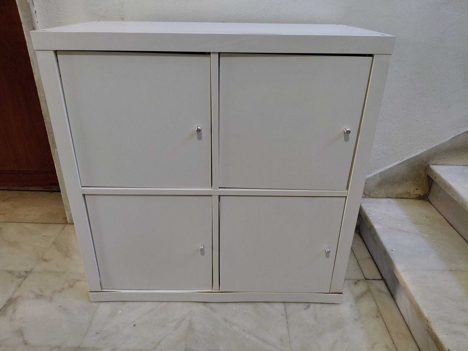 Móvel em Madeira com 4 Portas