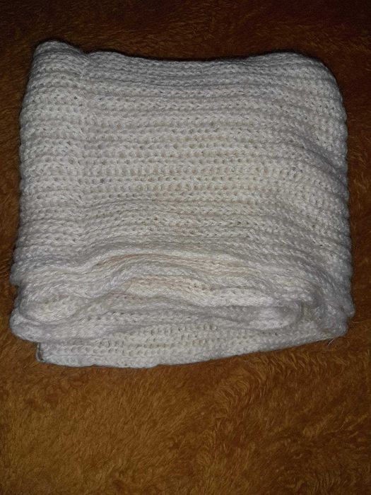 Шарф довгий в'язаний шерстяний білого кольору