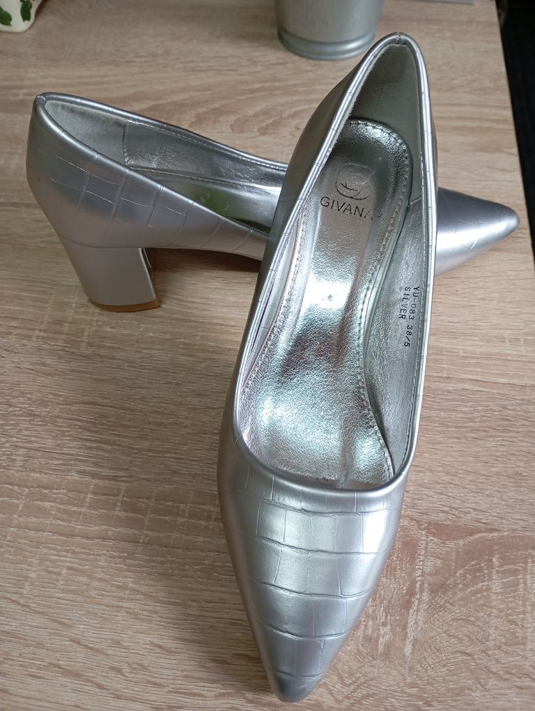 Buty na małym obcasie