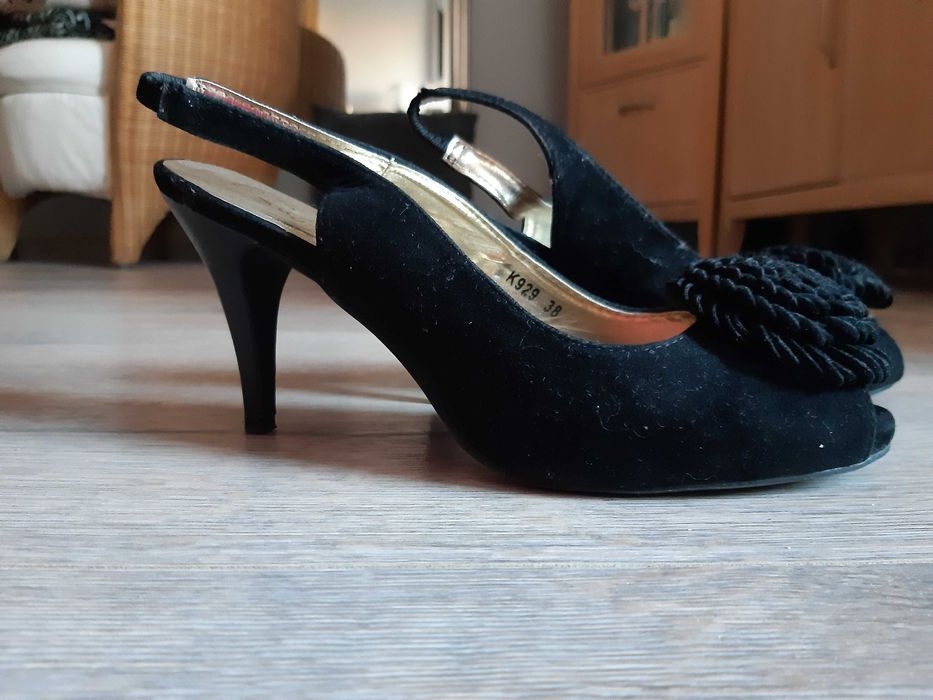 Czarne wizytowe buty na szpilce z wolnym palcem i pomponem, zapinane