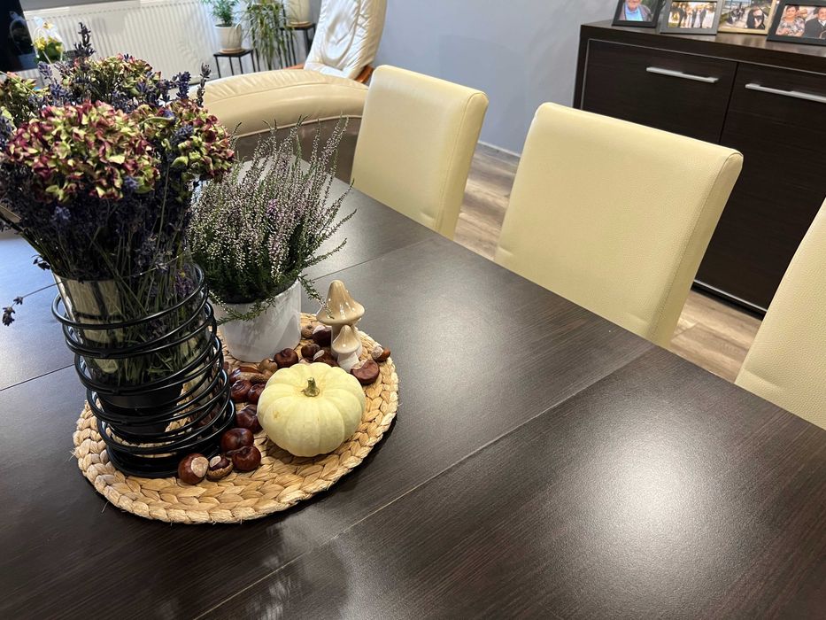 Zestaw mebli. Kanapa, fotele, stolik kawowy, krzesła do jadalni.