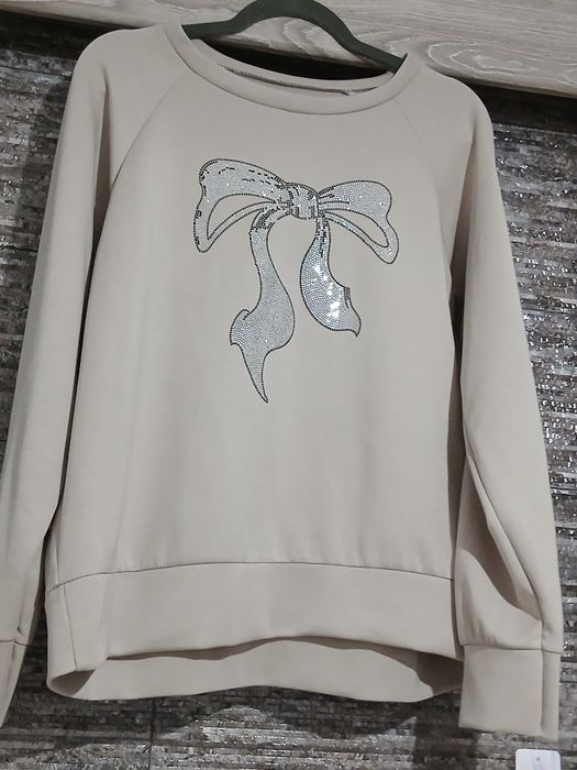 Piękna -Nowa  bluza grubsza  materiał typmasełko -wzór cyrkonie