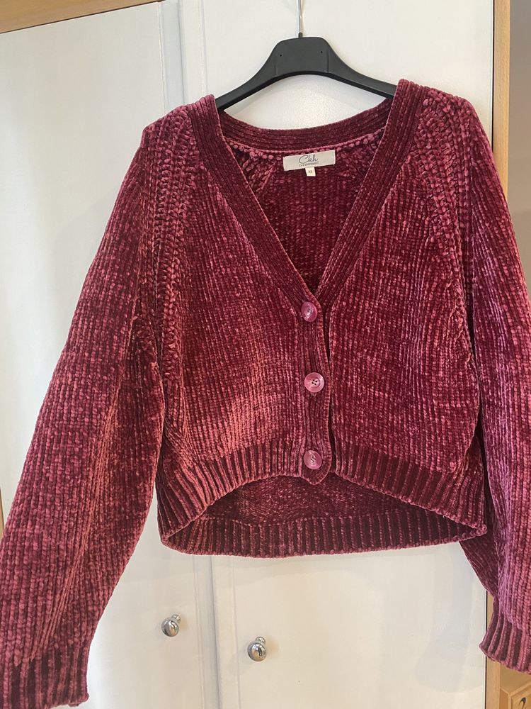 różowy sweter na guziki