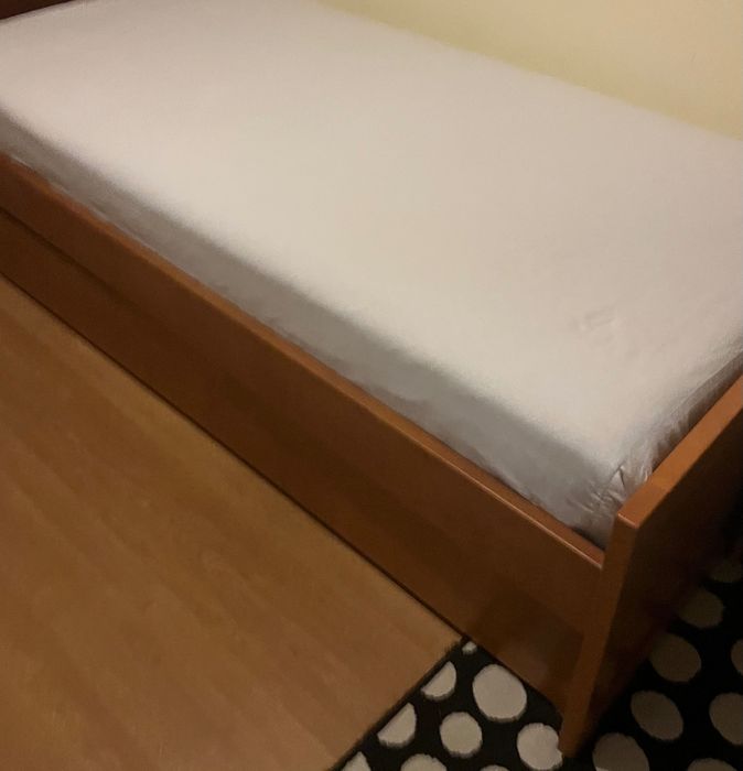 Cama dupla com colchões, muito pouco uso