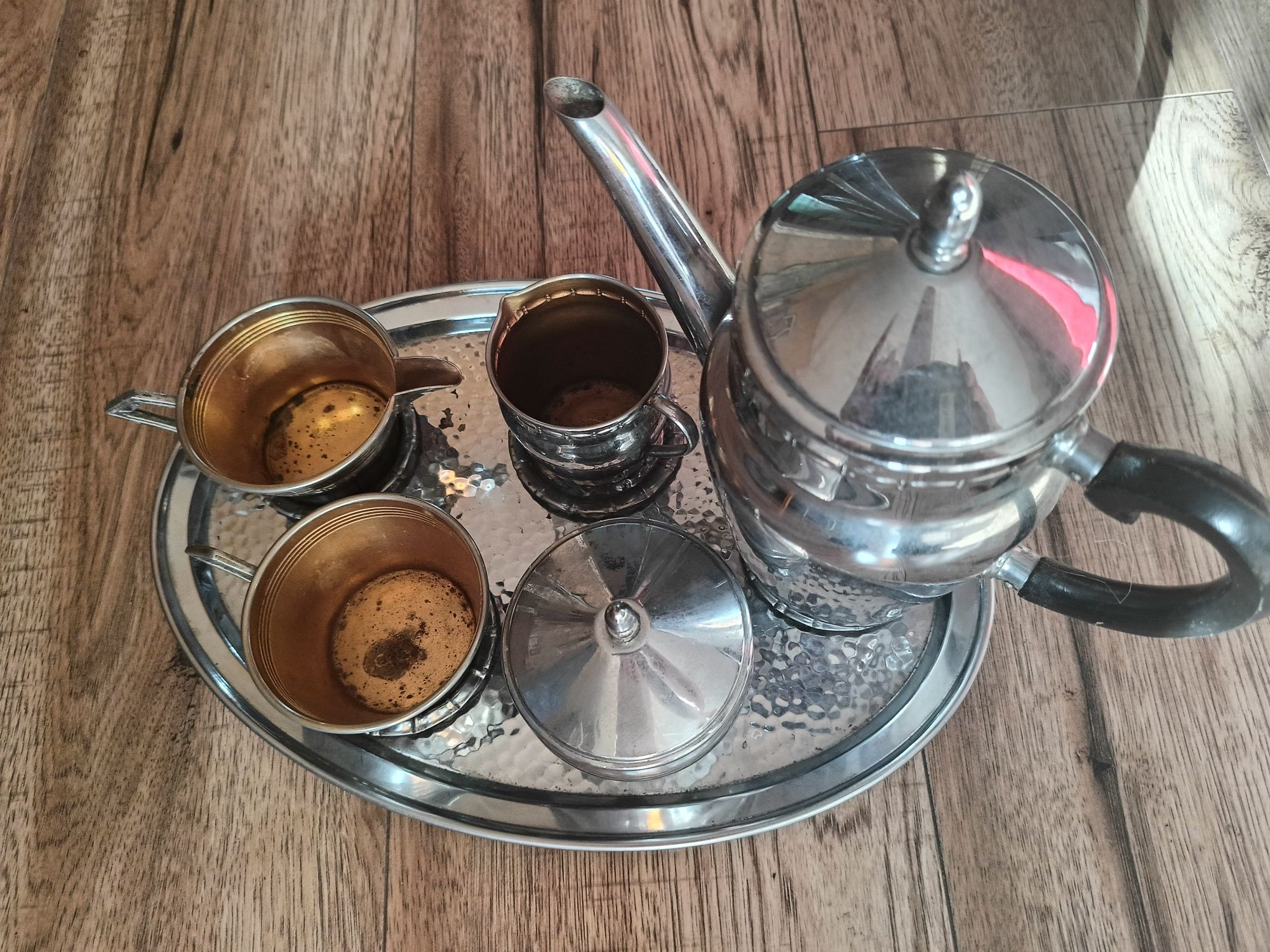 Zestaw kawowy lub herbaciany i pojemniki na przyprawy