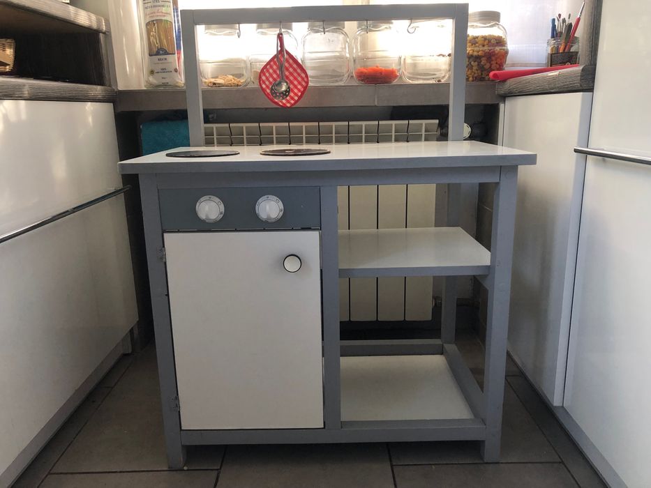 Drewniana kuchnia dla dziecka