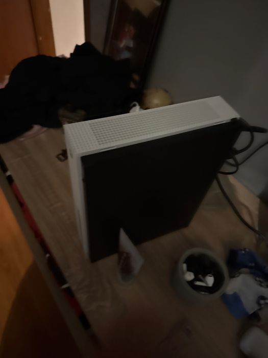 Xbox one s em bom estado 1tb