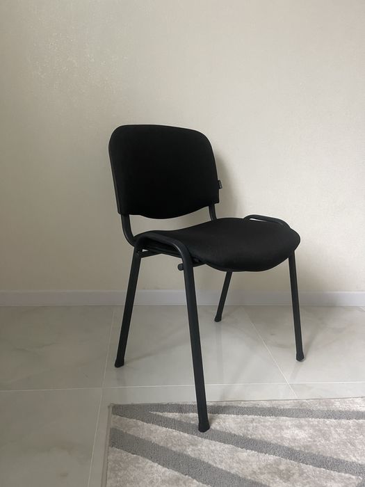 Стільці офісні Ізо каркас чорний тканина А-01