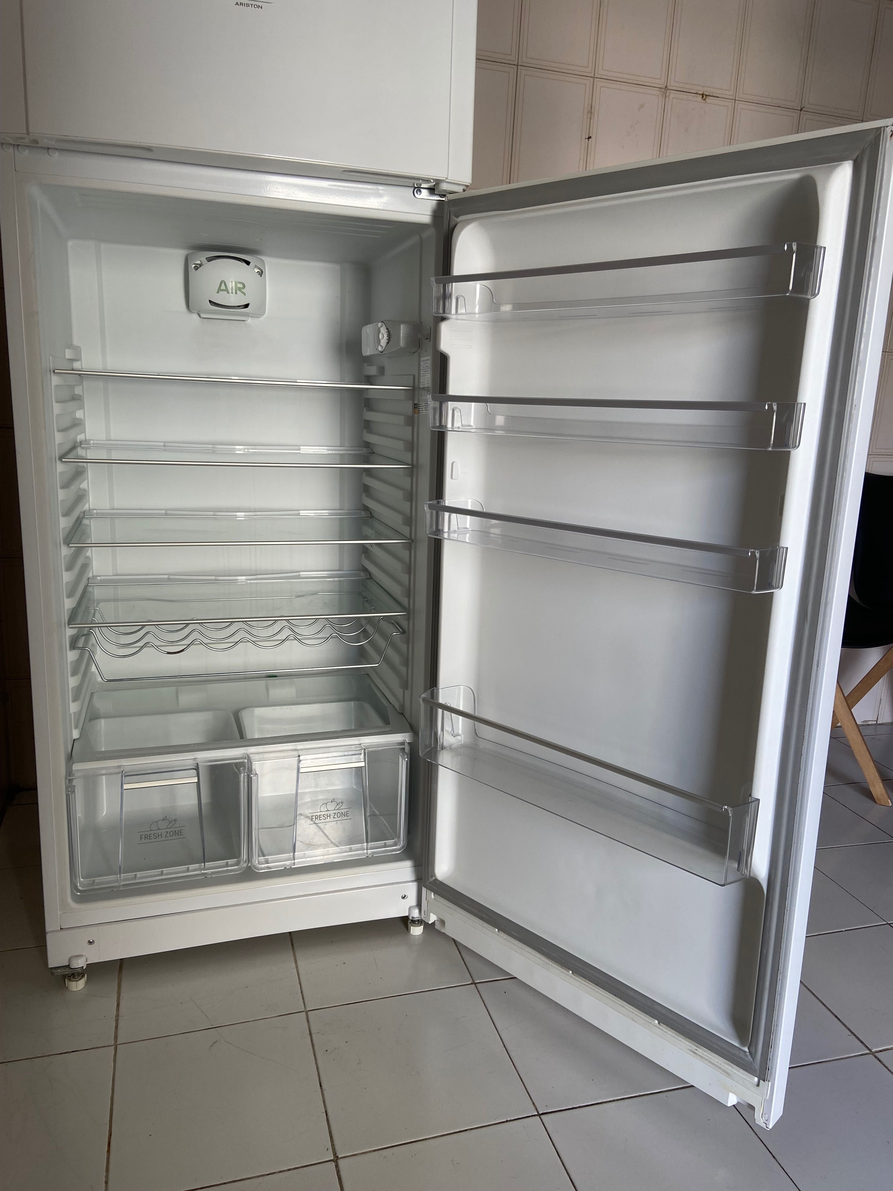 Frigorífico com congelador Hotpoint (Ler descrição)