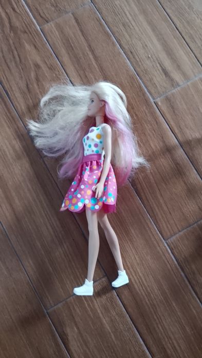 Lalka Barbie sukienka w groszki różowe włosy