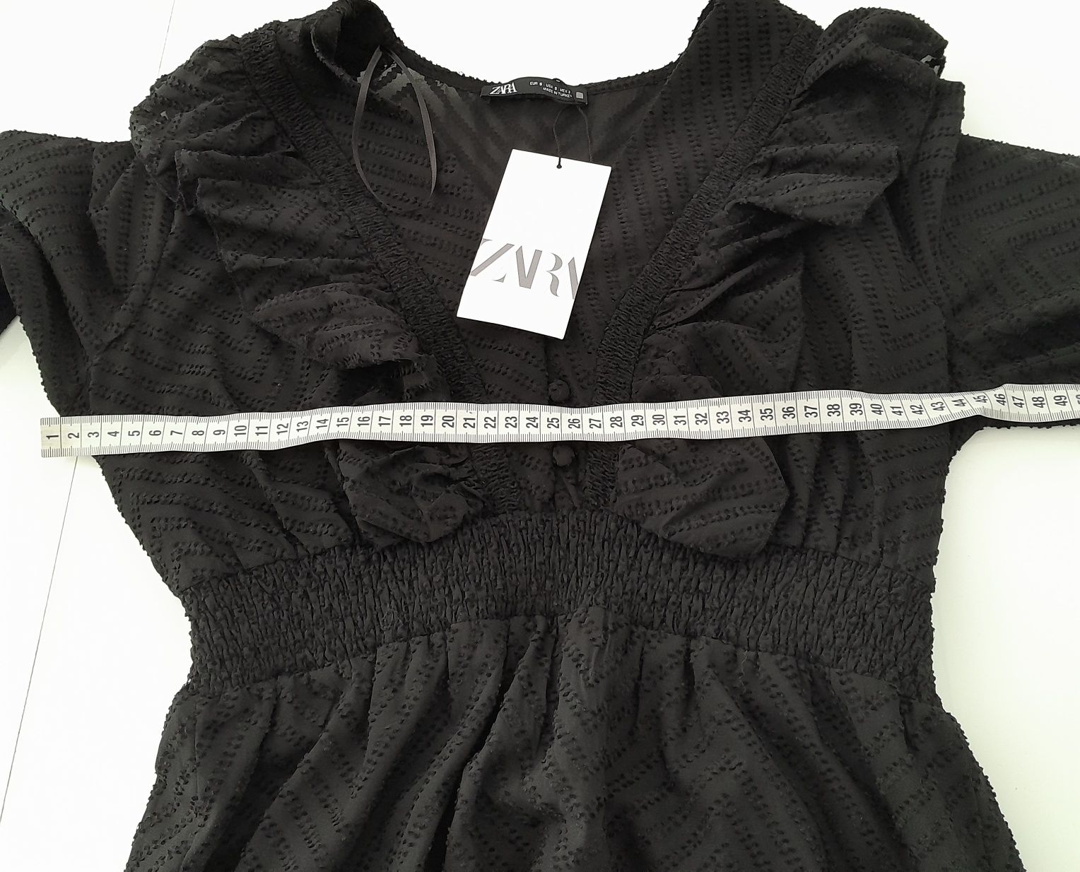 Zara, sukienka midi z falbaną z tkaniny plumeti, S