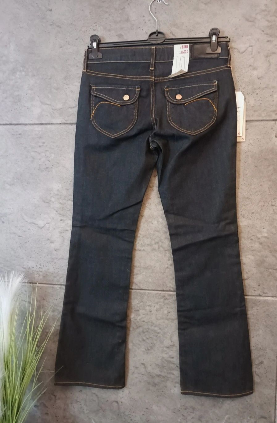 H&M,  modne spodnie jeansowe damskie, jeansy, szerokie nogaw