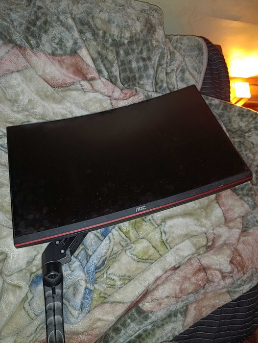 Monitor AOC 144 Hz com braço mecânico de suporte já incluído