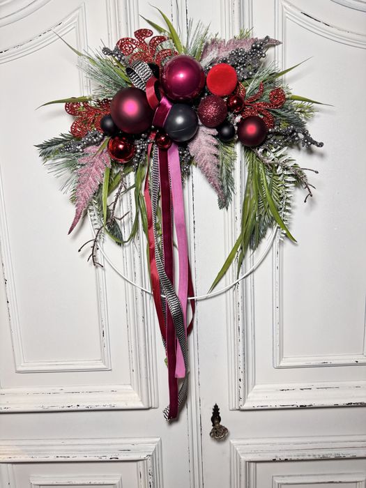 Elegancki wianek z duzymi bombkami