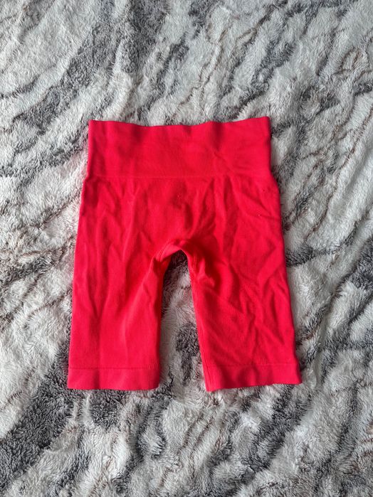 Яскраві морквяні шорти в рубчик