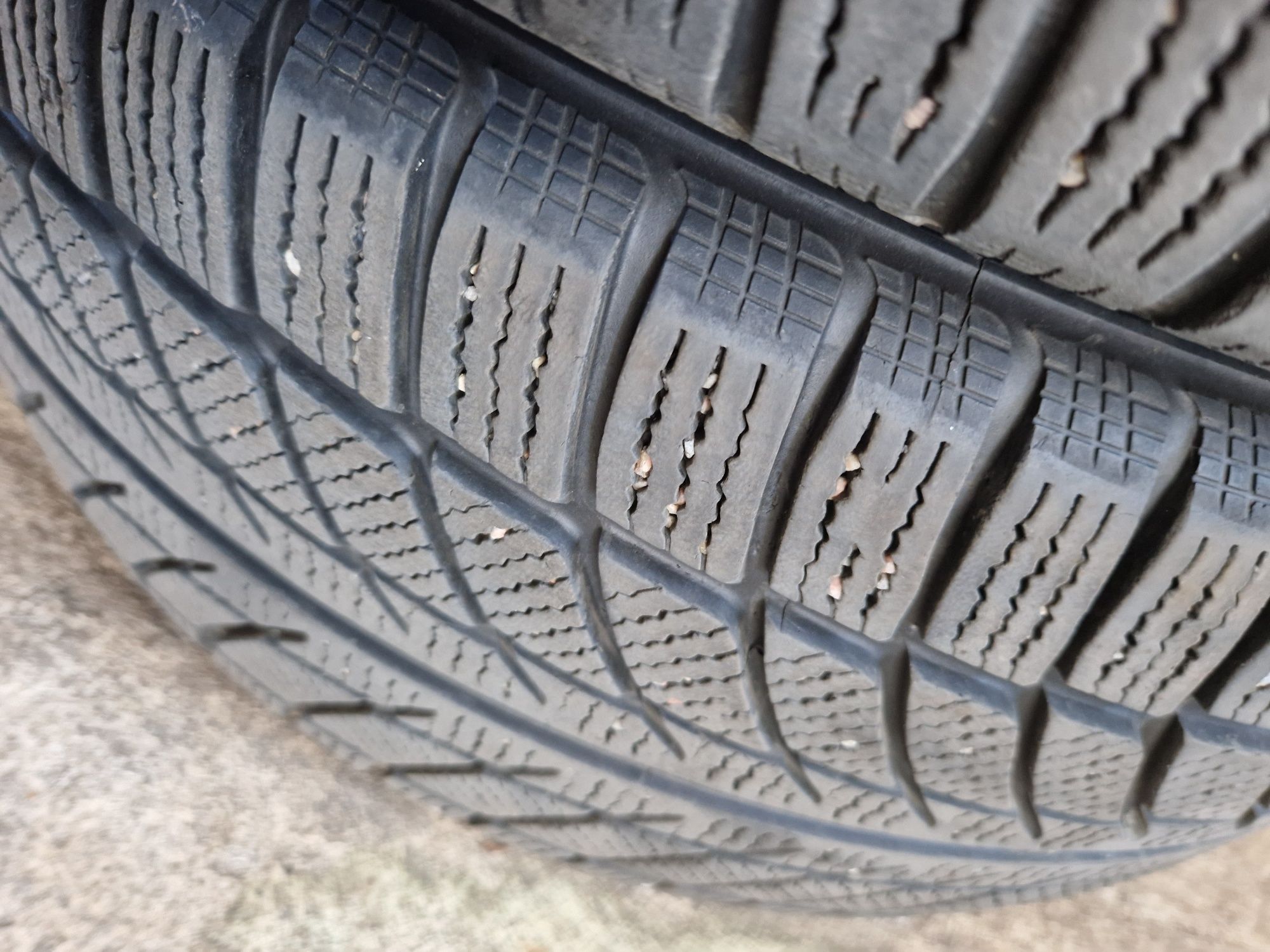 Opony zimowe goodride 235/40R18