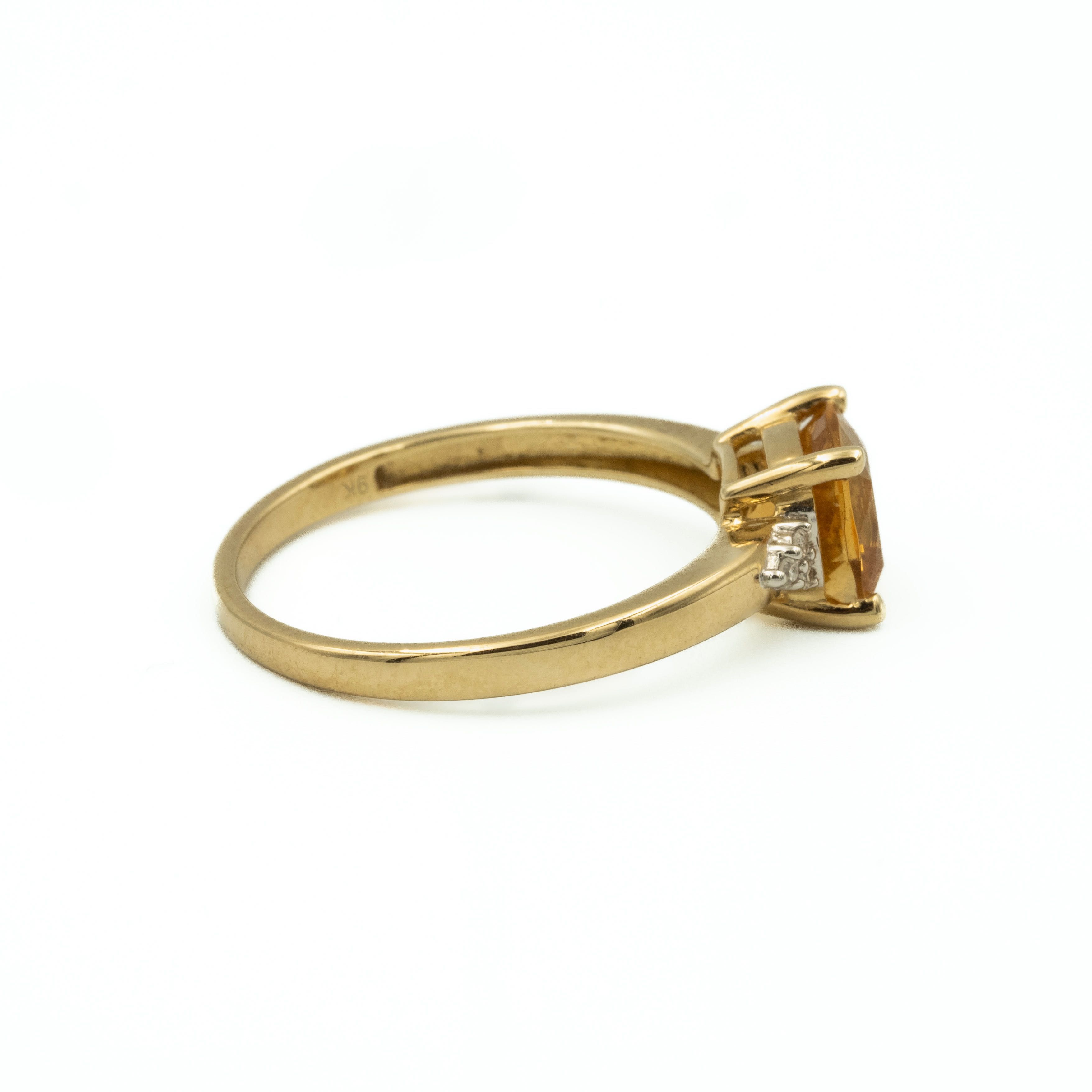 Złoty pierścionek firmy APART z cytrynem i diamentami
