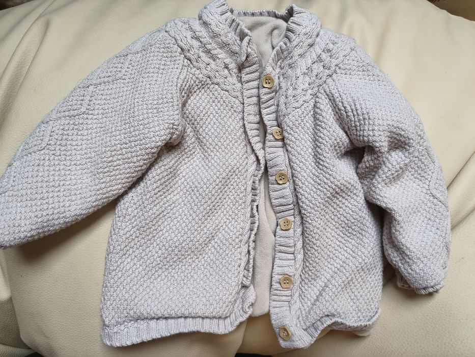 Dziecięcy niemowlęcy uroczy beżowy ciepły sweterek na guziki unisex