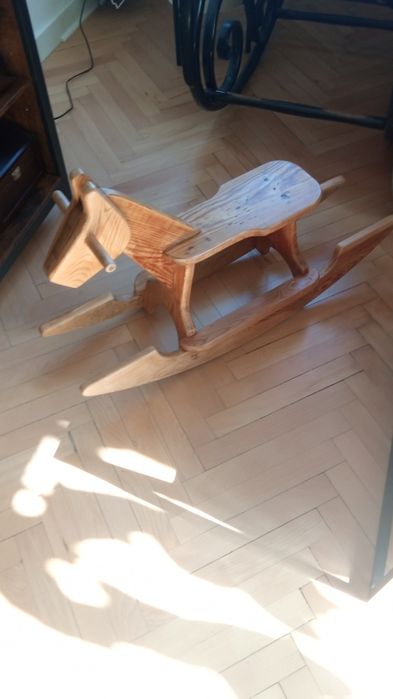 Stary drewniany konik na biegunach