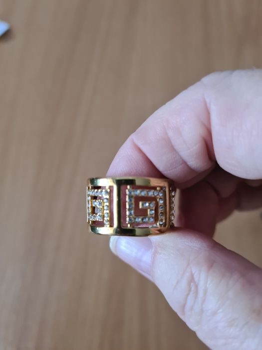 Pierścionek z cyrkoniami