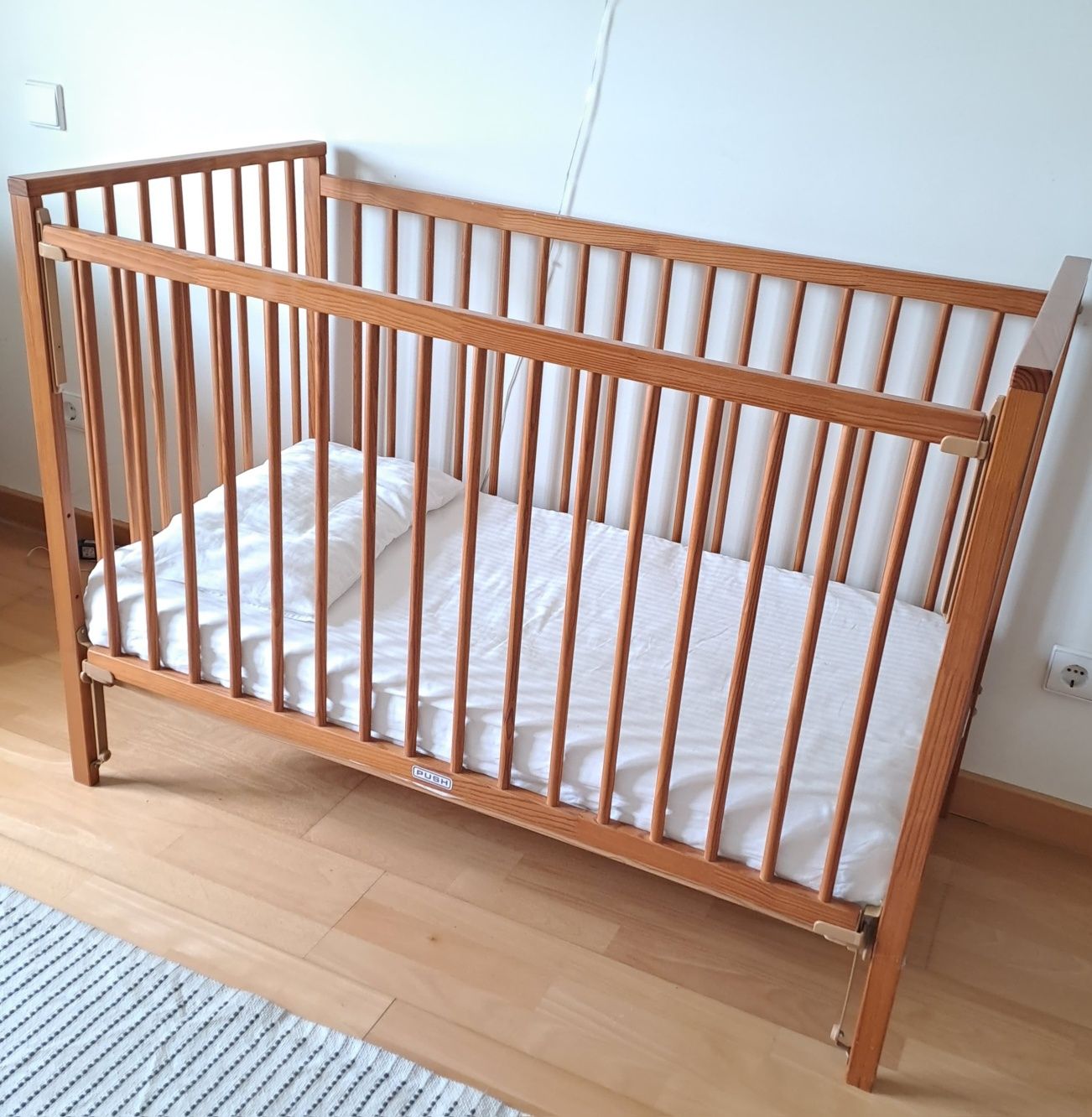 Cama bebé em pinho com colchão