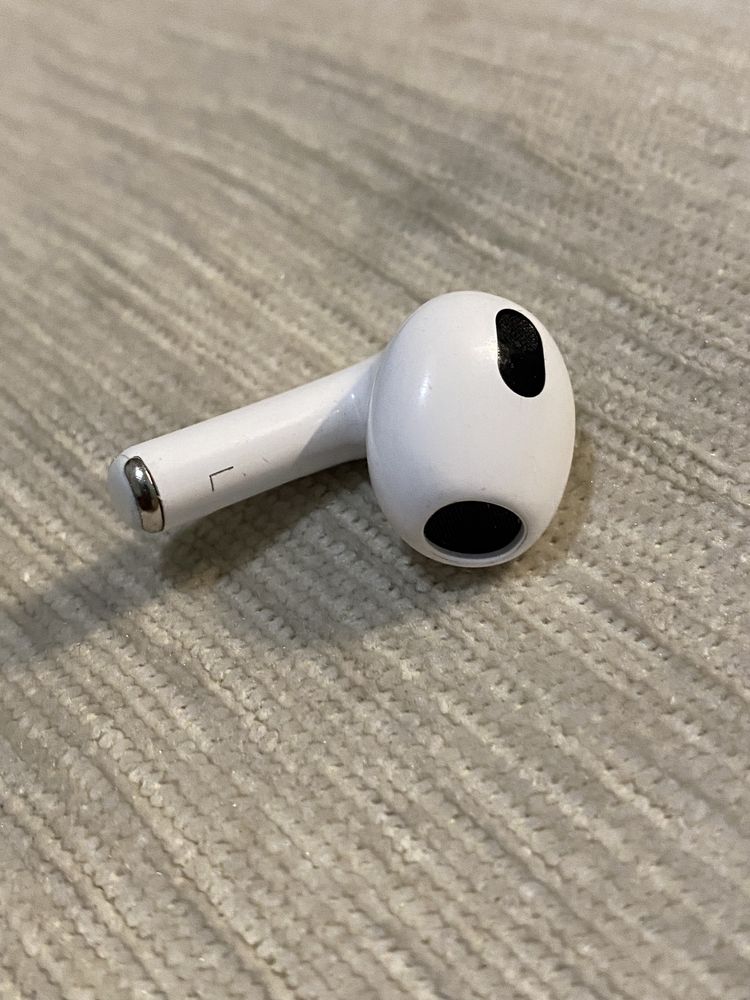 Продам один навушник AirPods 3 ліве все працює