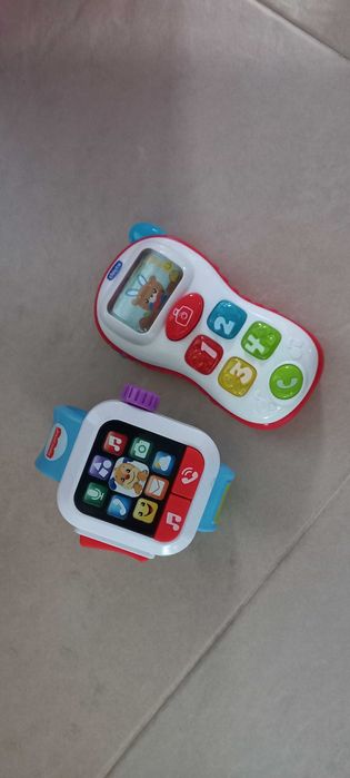 Brinquedos chicco (telefone e relogio)