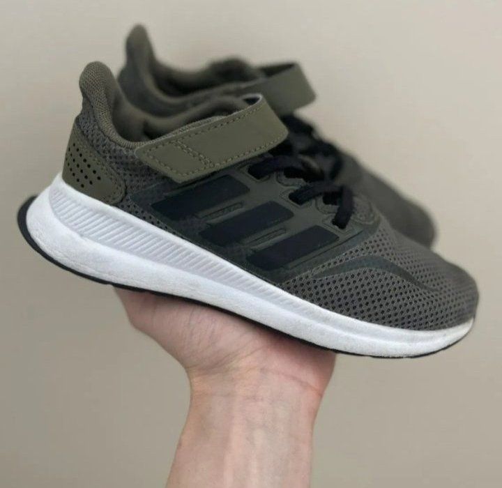 Oryginalne lekkie chłopięce buty adidas khaki rozmiar 33
